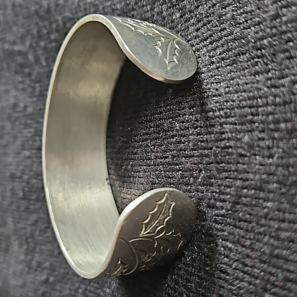Vintage Kirk Stieff 7" Pewter Holly Engraved Bracelet in Gift Box - Picture 4 of 15